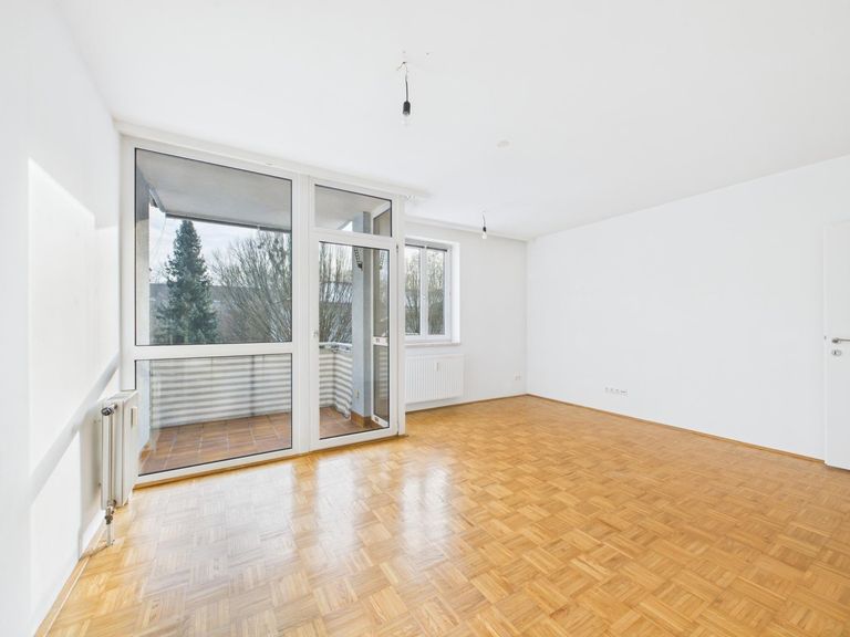 CAM04191G0-PR0077-STILL007