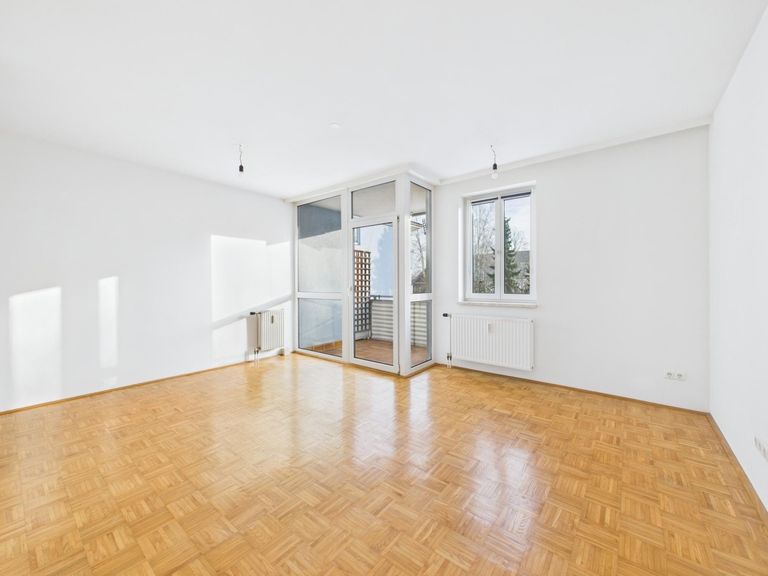 CAM04191G0-PR0077-STILL018