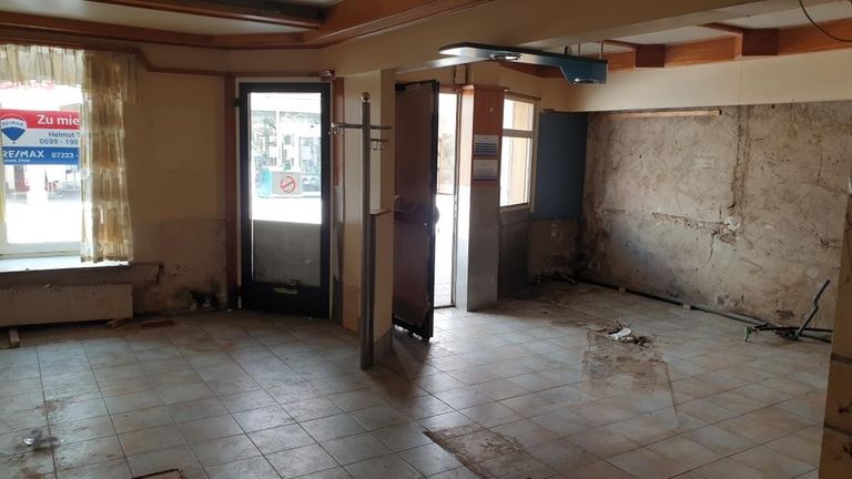 Raum 1 im Eingangsbereich mit Zugang zur Linzer St