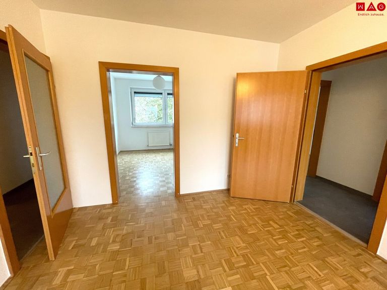 Schlafzimmer mit Durchgang