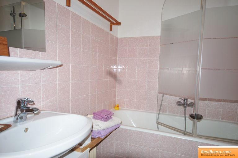 Badezimmer mit Wanne & Wc