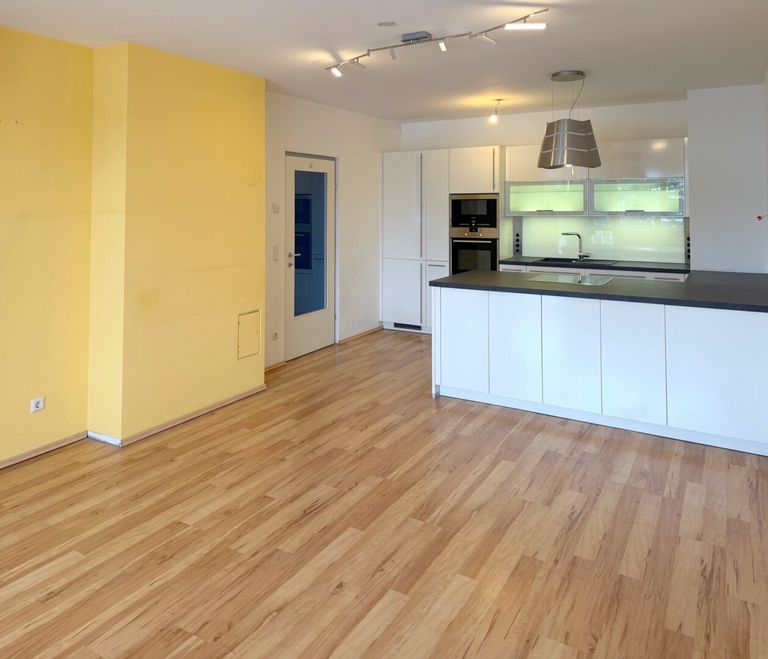 Wohnzimmer mit offener Küche