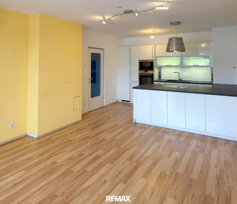 Wohnzimmer mit offener Küche