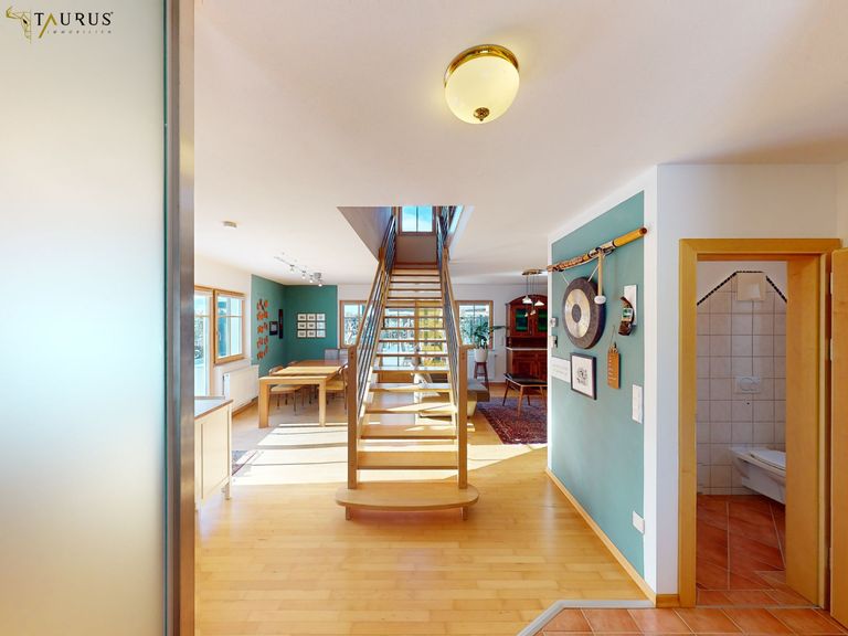 Blick in den Wohn-/Essbereich und Gäste-WC