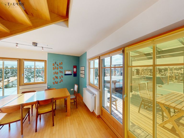 heller Essbereich und Terrasse