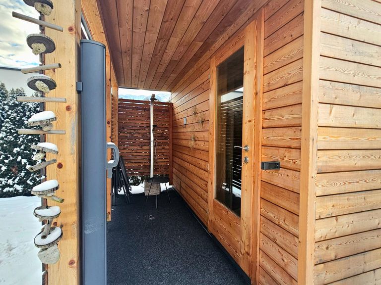 Sauna mit Sichtschutzwand