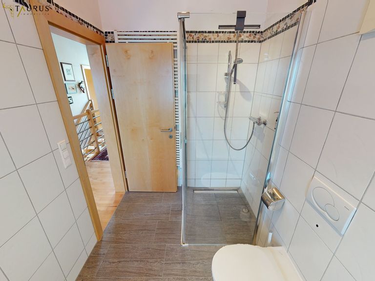 ebenerdige Dusche und WC