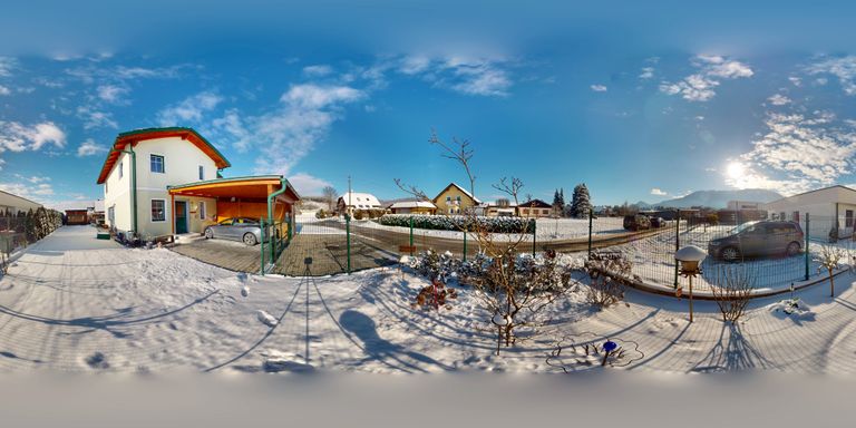 Ansicht Süd/Ost mit Garten und Carport