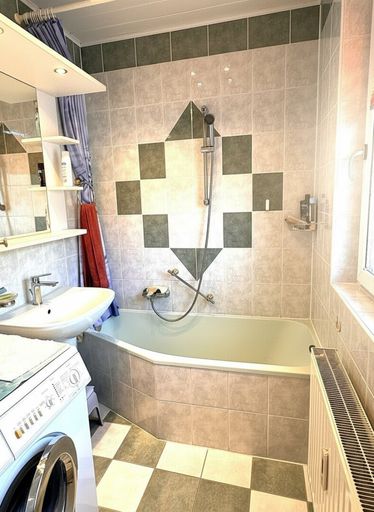 Badezimmer mit Waschmaschinen