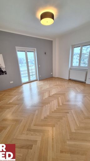 Wohnzimmer mit Balkonausgang