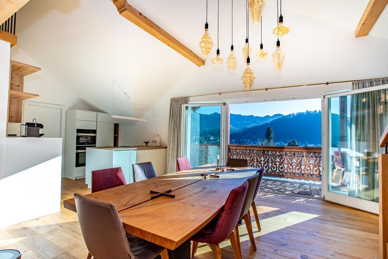 Küche samt Essbereich und Balkon