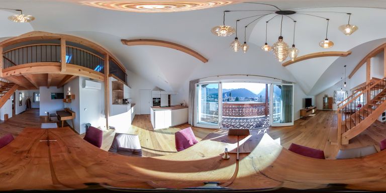 Wohn- Essbereich mit Küche und Balkon