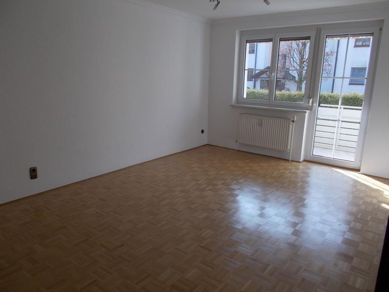 Wohnzimmer mit Zugang zur Loggia