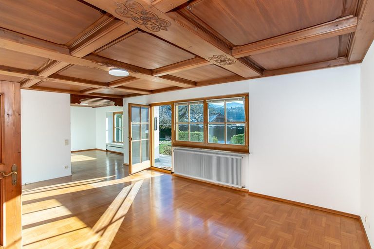 Wohnzimmer mit Zugang auf die Terrasse