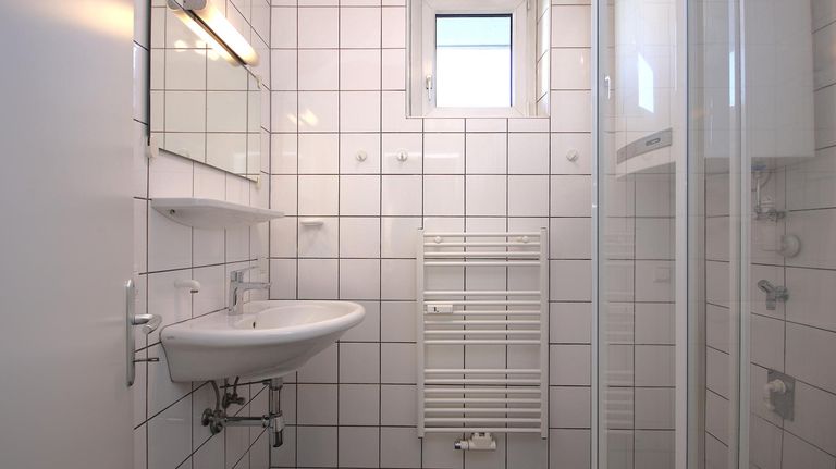 Bad mit Dusche und Waschmaschinenanschluss