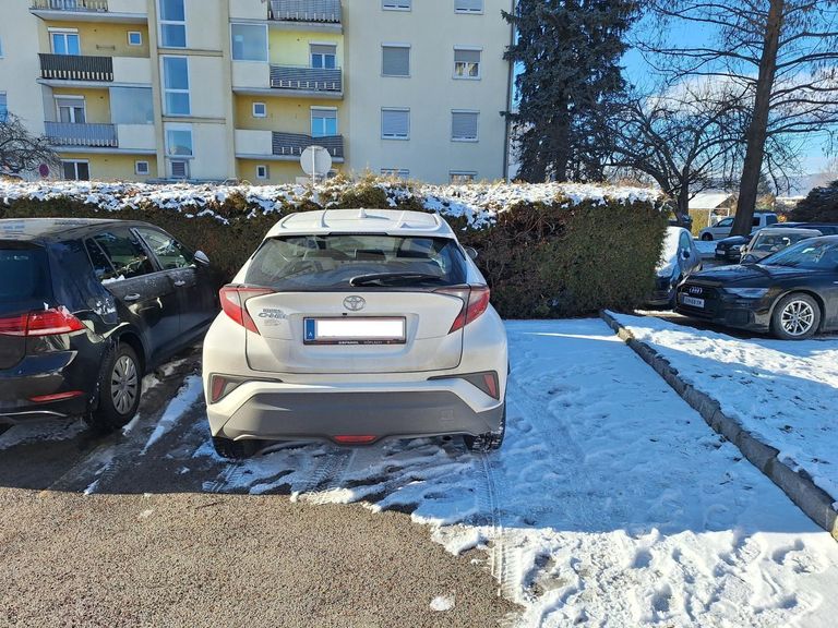 Überbreiter Parkplatz mit Aufpreis