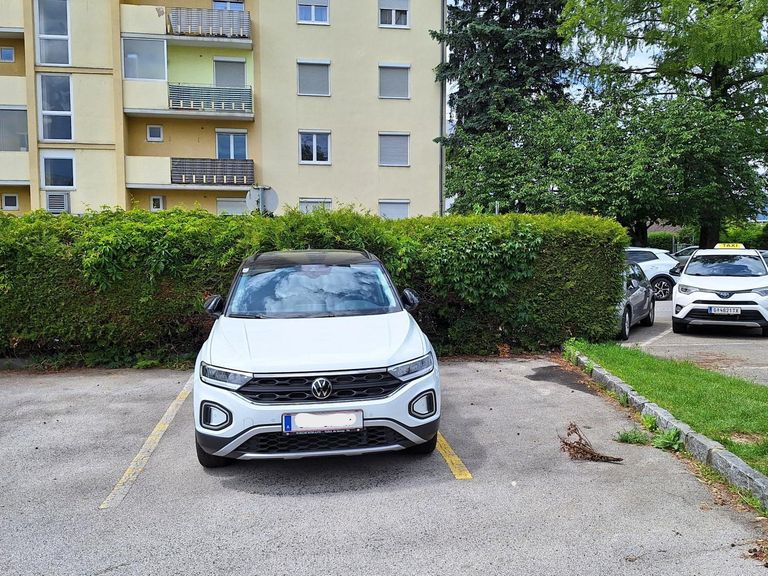 Überbreiter Parkplatz mit Aufpreis