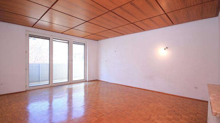 Wohnzimmer mit Ausgang zum Westbalkon