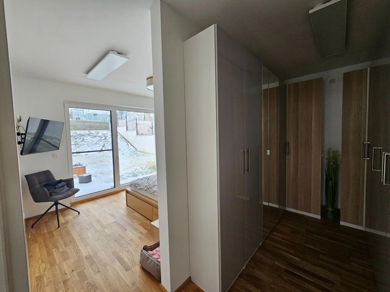 Schlafzimmer mit Schrankraum OG
