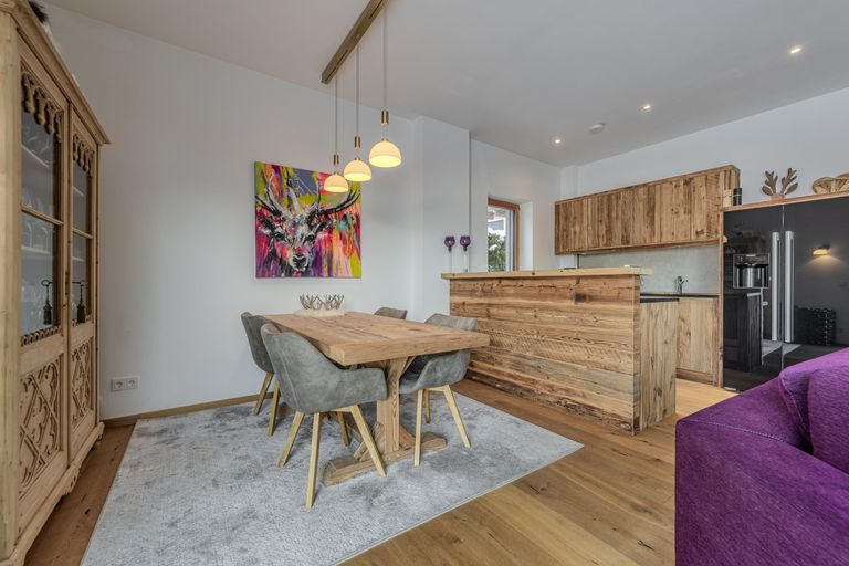 Wohn- Ess- und Kochbereich mit Kamin