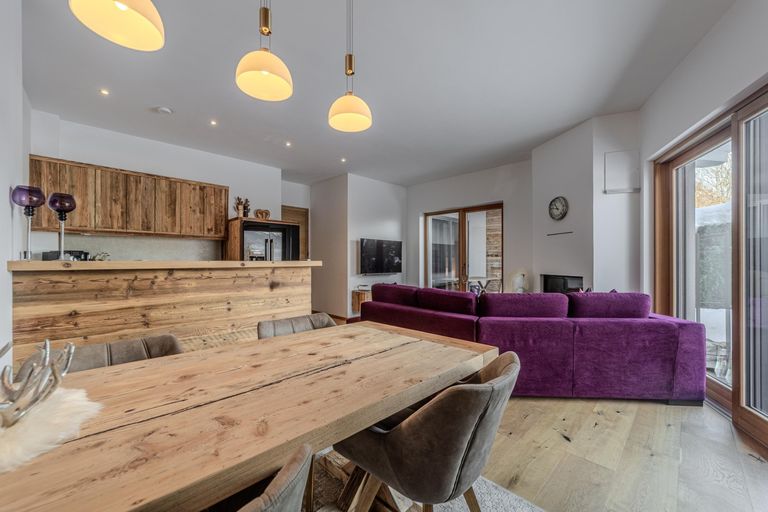 Wohn- Ess- und Kochbereich mit Kamin