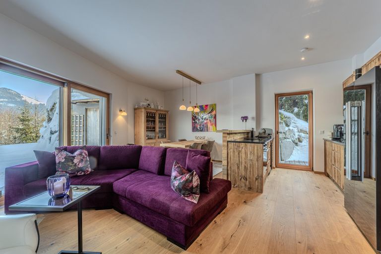 Wohn-Ess- und Kochbereich mit Kamin