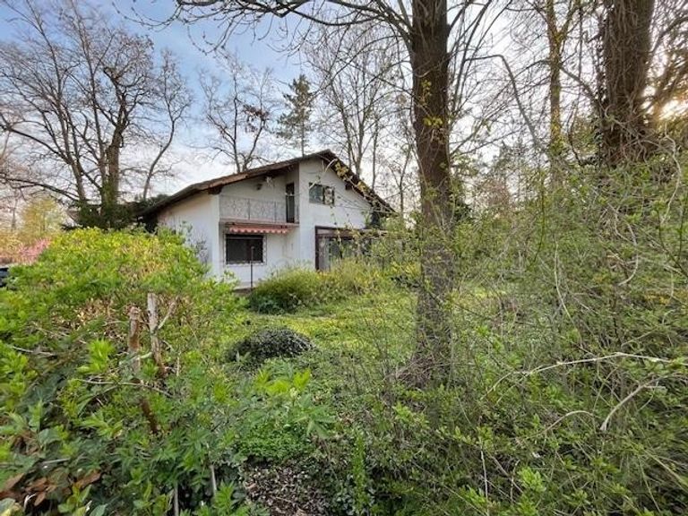 Haus mit Balkon und Terrasse