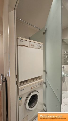 Badezimmer mit Wanne, Dusche, Handwaschbecken, Toilette,