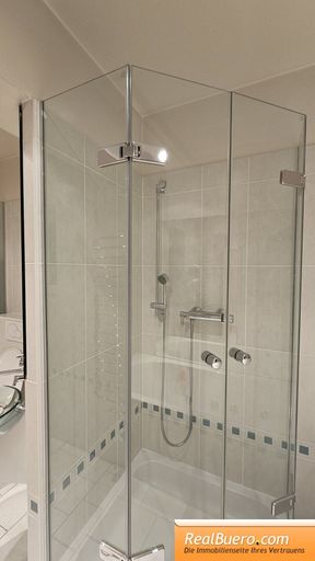 Badezimmer mit Wanne, Dusche, Handwaschbecken, Toilette,