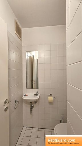 Gästetoilette mit Handwaschbecken