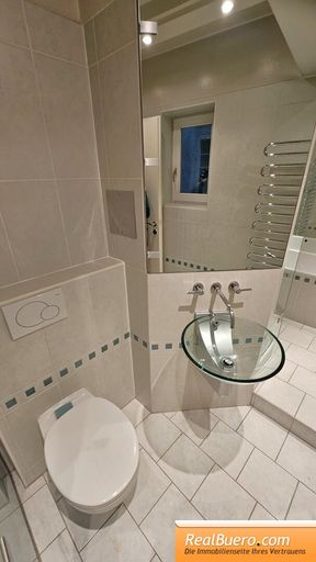 Badezimmer mit Wanne, Dusche, Handwaschbecken, Toilette,