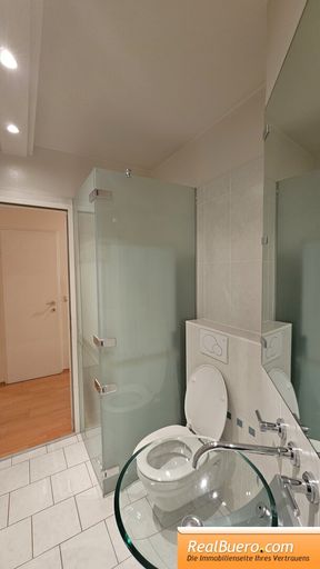 Badezimmer mit Wanne, Dusche, Handwaschbecken, Toilette,