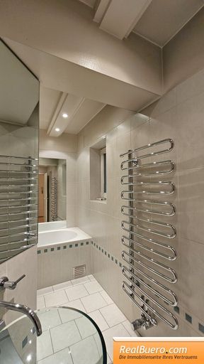 Badezimmer mit Wanne, Dusche, Handwaschbecken, Toilette,