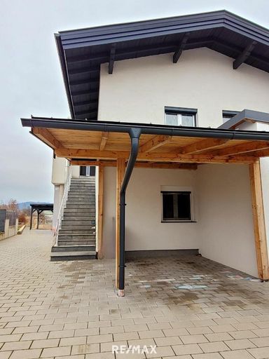 Eingangsbereich mit Carport