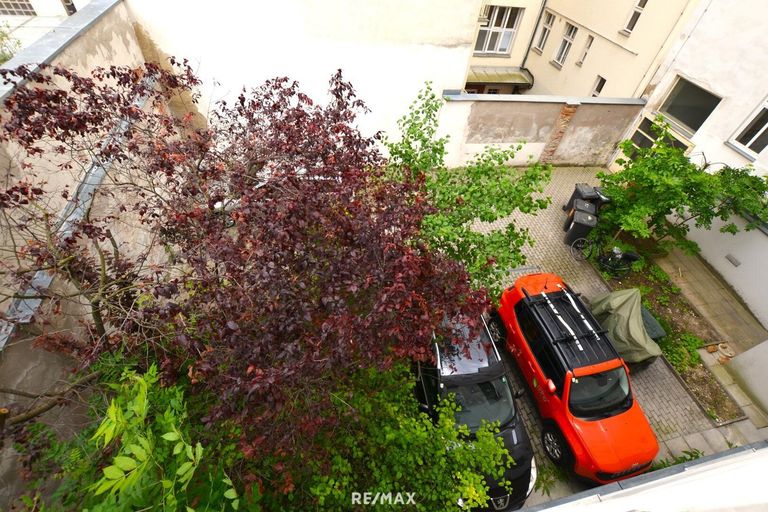 Innenhof mit PKW Stellplatz