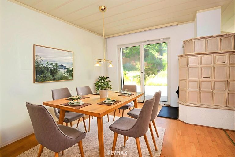 Esszimmer (virtuell eingerichtet)