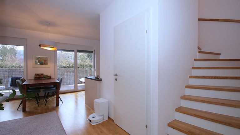 Vorraum mit Aufgang und Blick ins Wohnzimmer