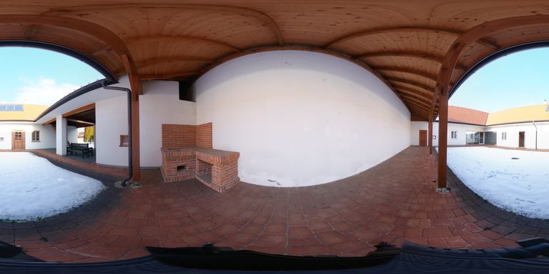 überdachter Terrassenbereich mit Grillplatz