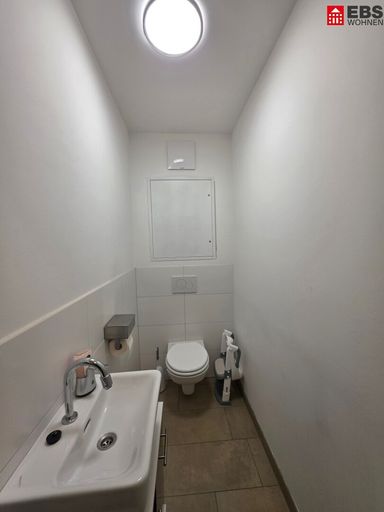 WC mit extra Waschbecken