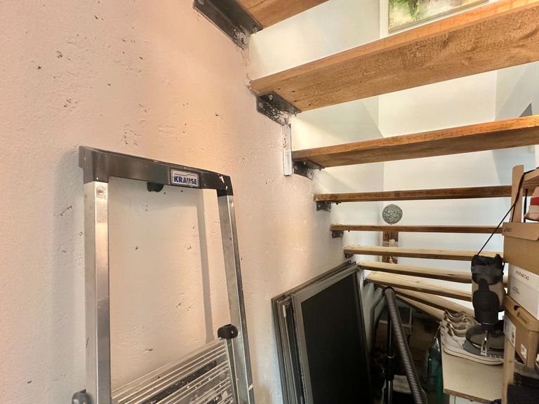 Abstellfläche unter Stiegenabgang