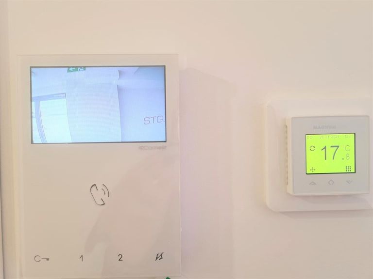 digitales Raumthermostat + Videogegensprechanlage