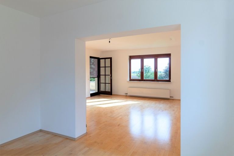 Blick vom Essbereich zum Wohnbereich