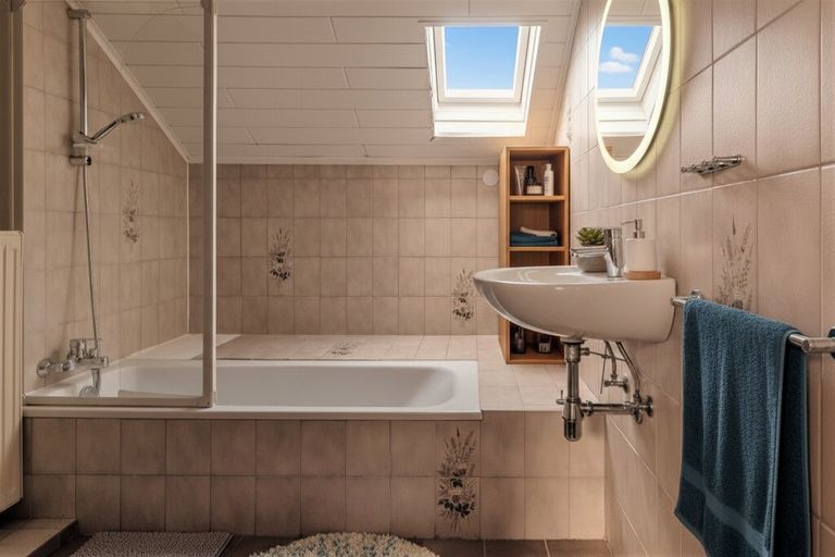 Dachbodenbadezimmer; KI generierte Accessoire