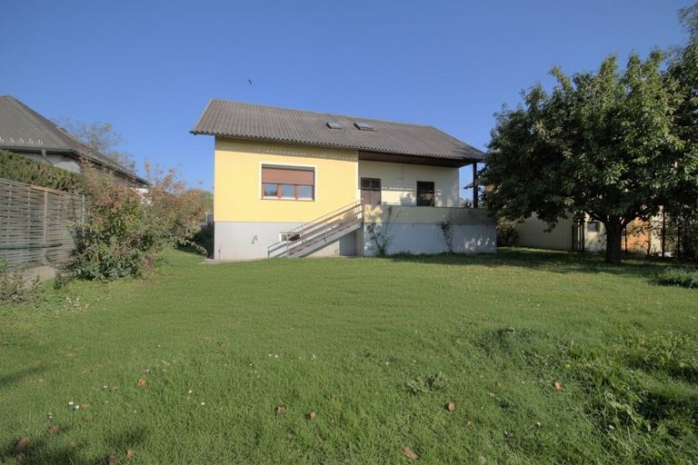 Blick vom Garten zum Haus