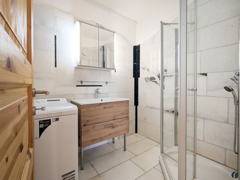 Bad mit Dusche u. Waschmaschine