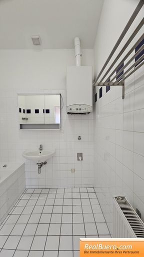 Badezimmer mit Wanne, Handwaschbecken,  Waschmaschinenanschluss