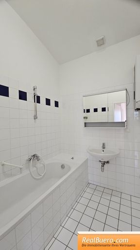 Badezimmer mit Wanne, Handwaschbecken,  Waschmaschinenanschluss