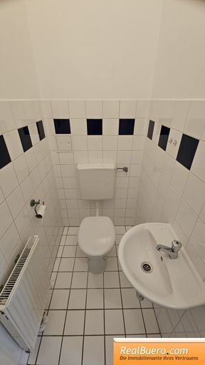 Toilette mit Handwaschbecken