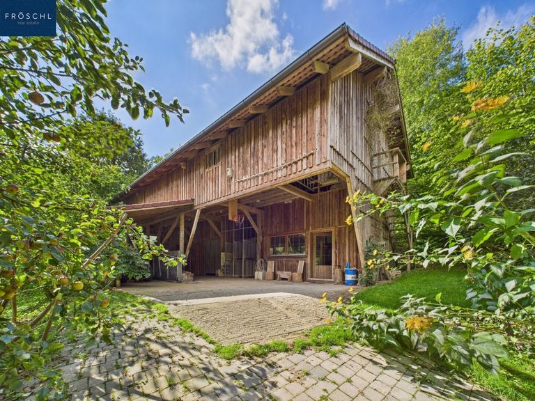 Seitenansicht des Pferdestalls