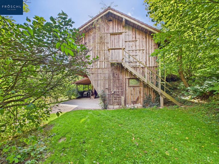 Ansicht vom Garten zu den Stallungen